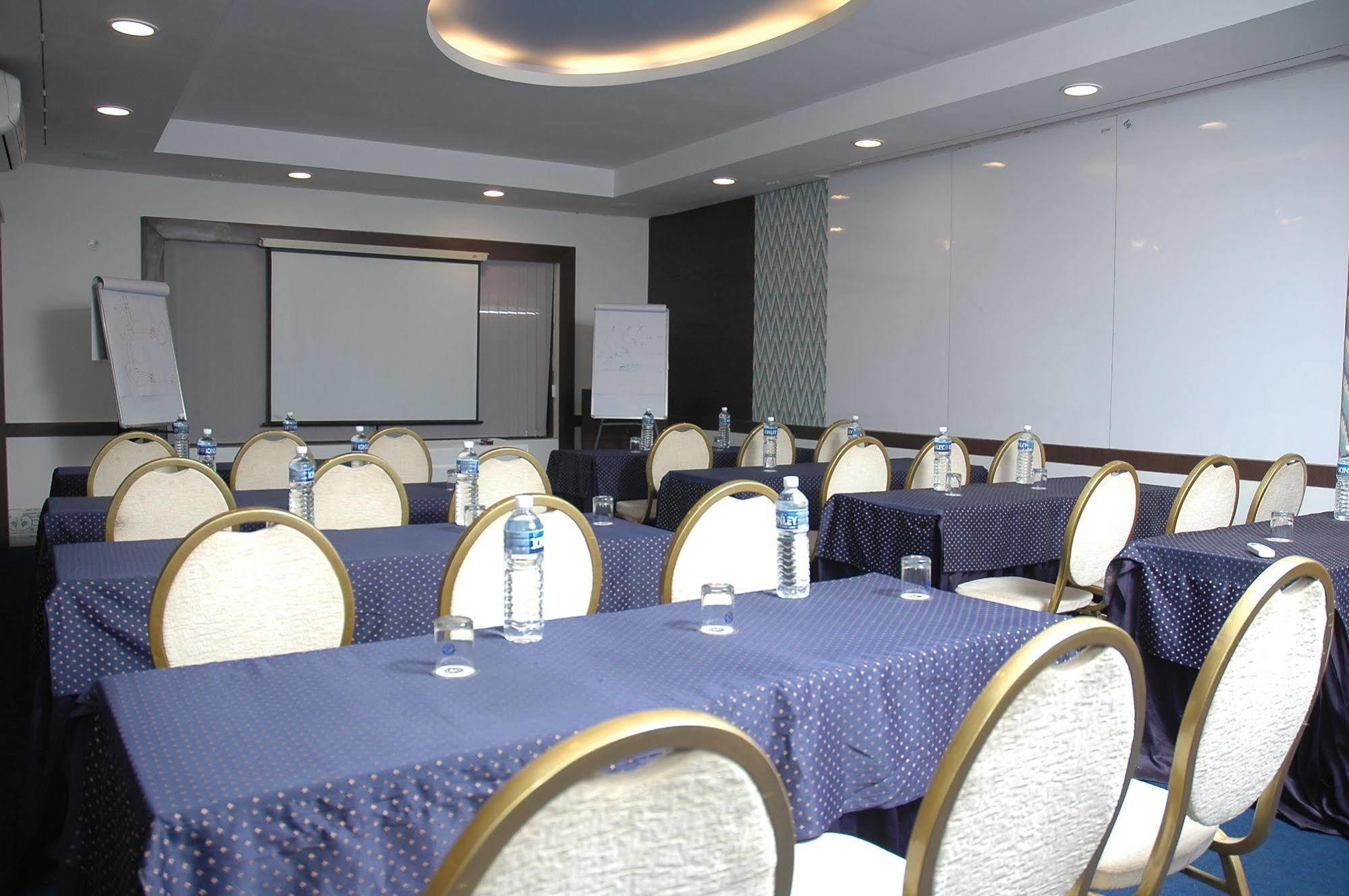 Istay Hotels Infantry Road Bangalore Exteriör bild
