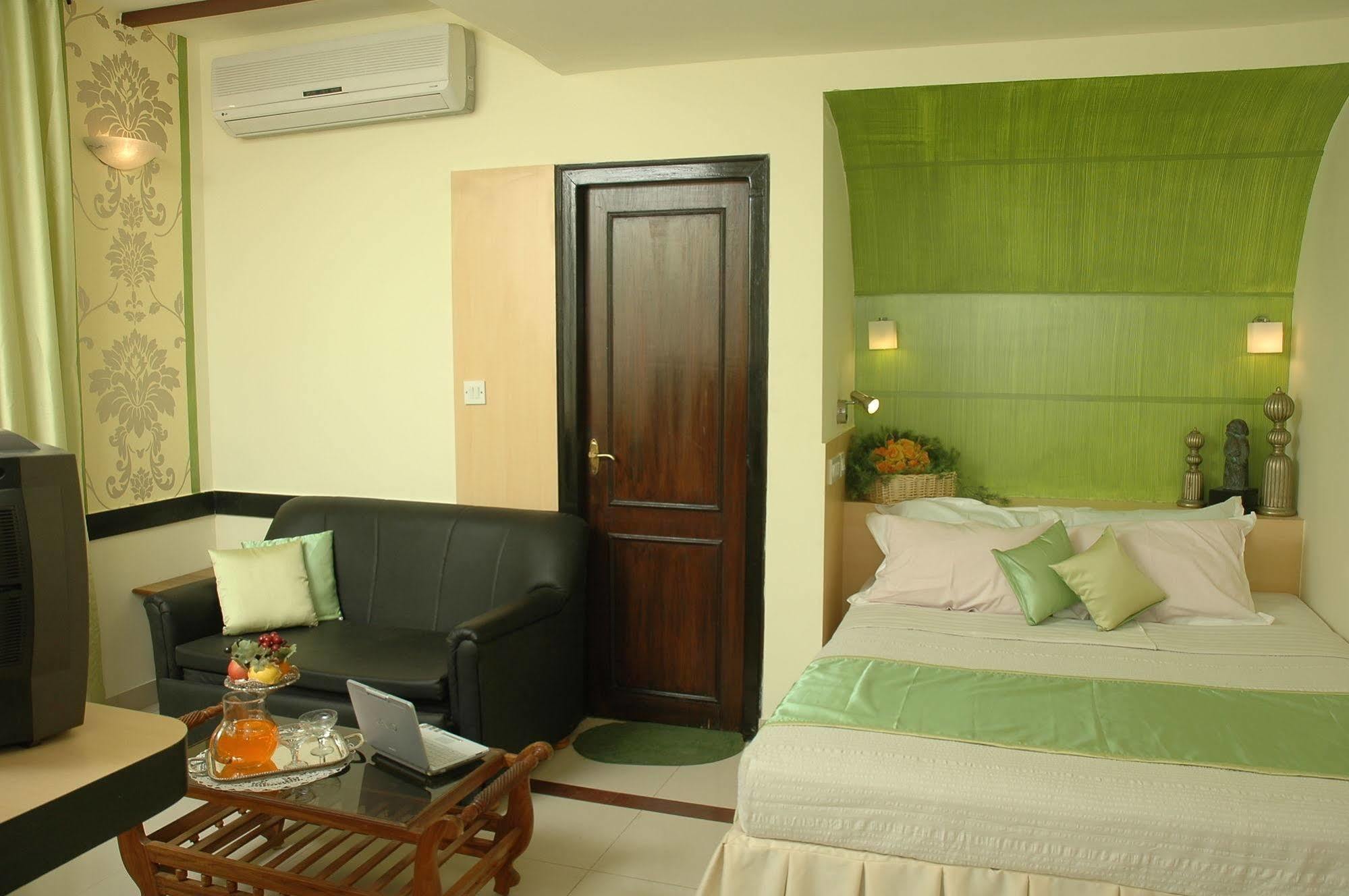 Istay Hotels Infantry Road Bangalore Exteriör bild
